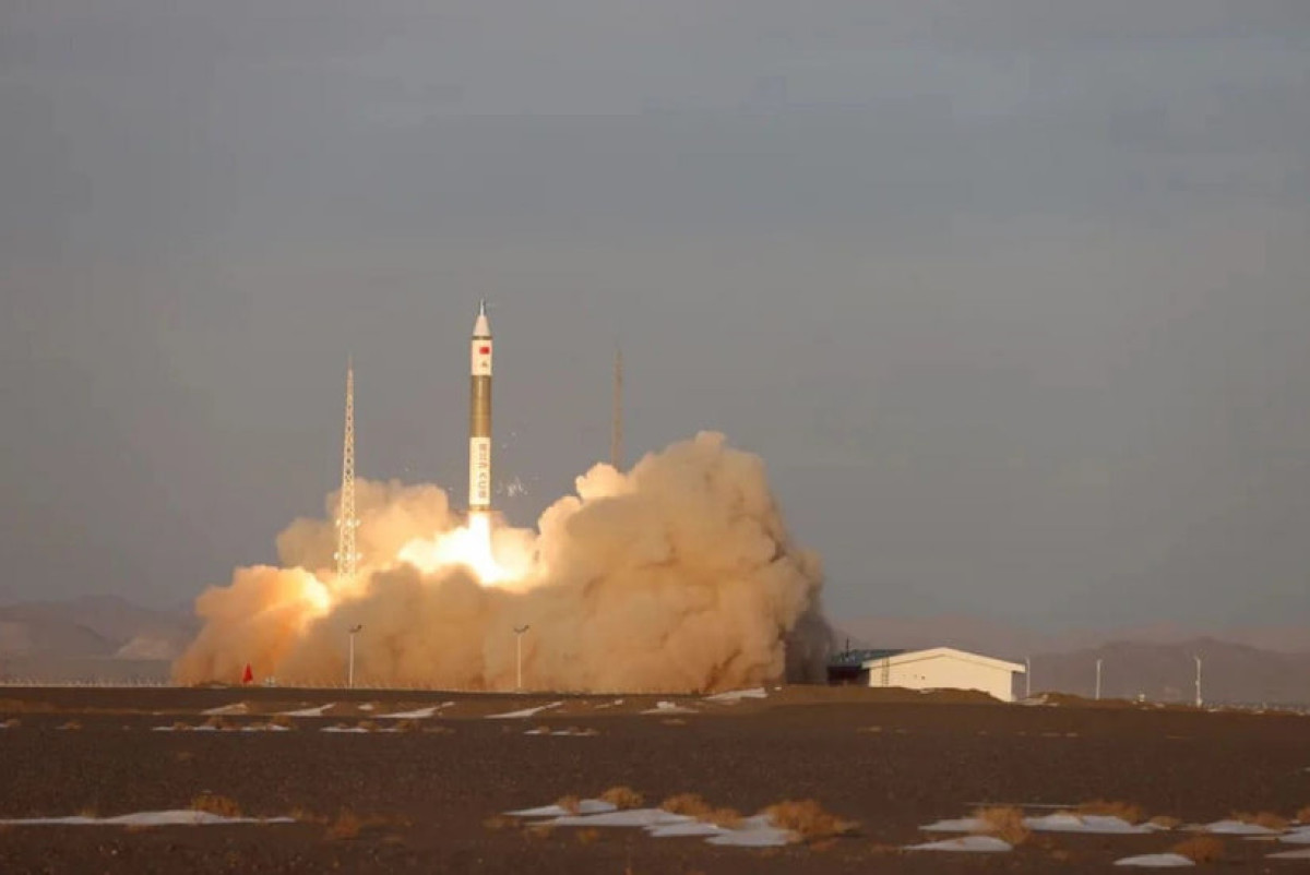 Çin orbitə iki peyk buraxıb