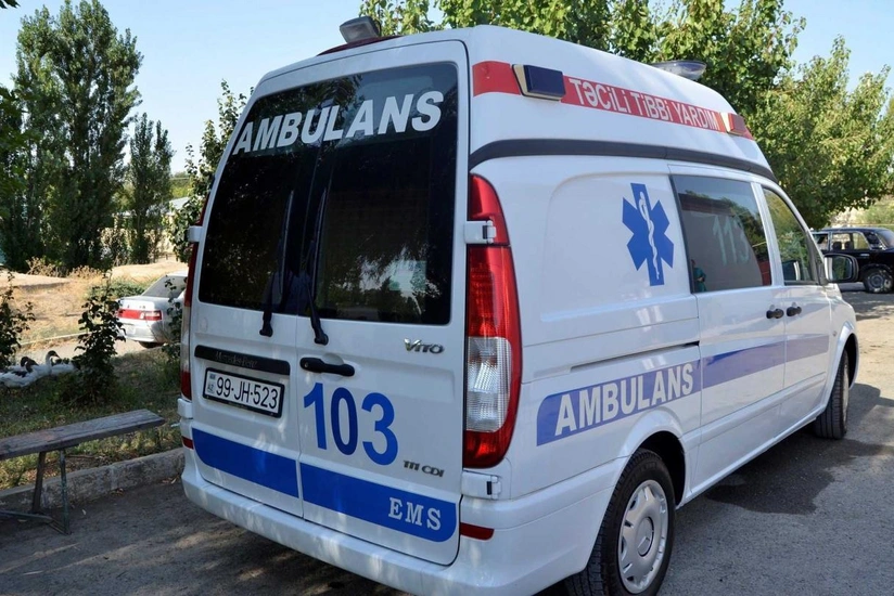 Şirniyyat sexində kişinin əli dəzgahda qalıb