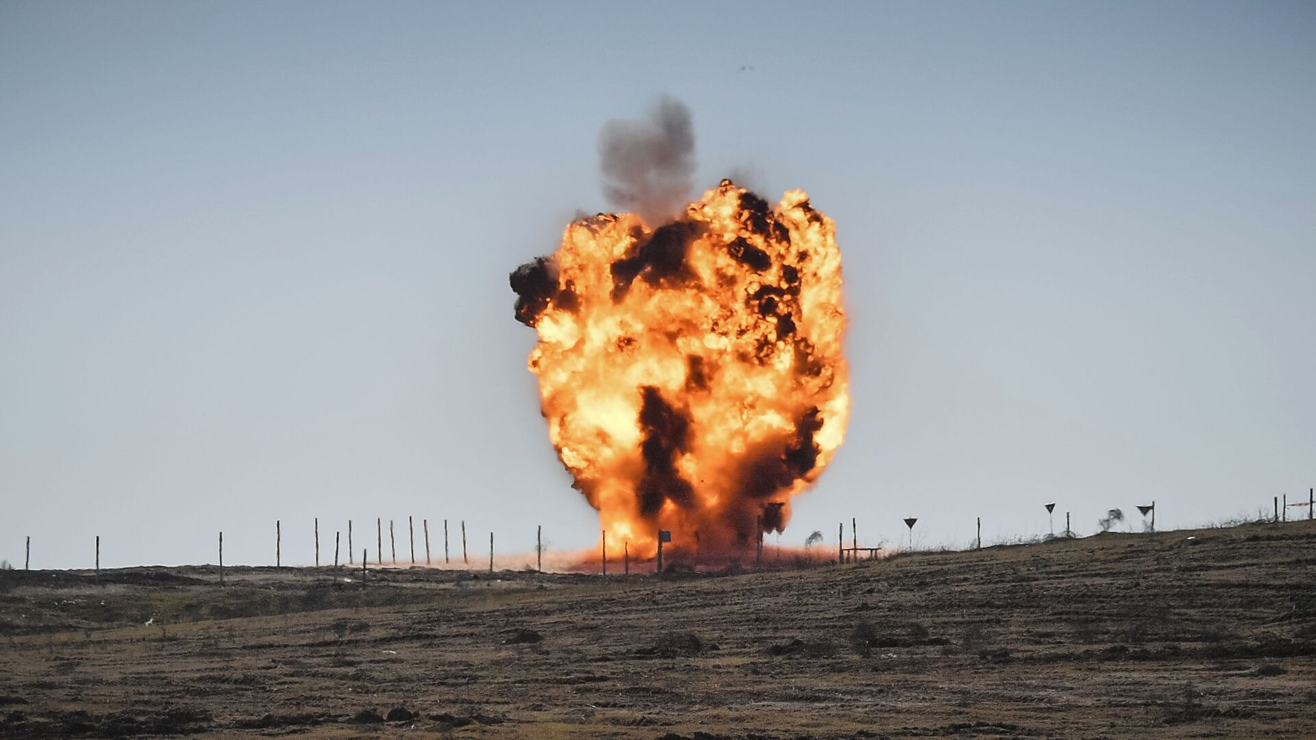 Ermənistanda hərbçilər minaya düşüb