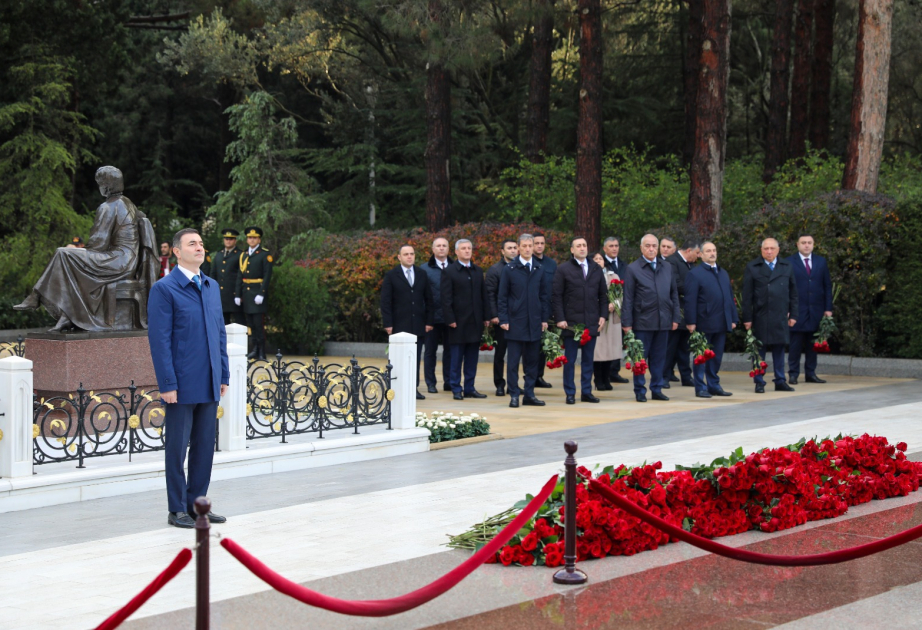 XRİTDX-nin kollektivi Ümummilli Liderin məzarını ziyarət edib