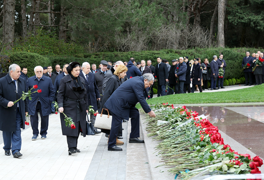 AMEA-nın kollektivi Ulu Öndər Heydər Əliyevin məzarını ziyarət edib
