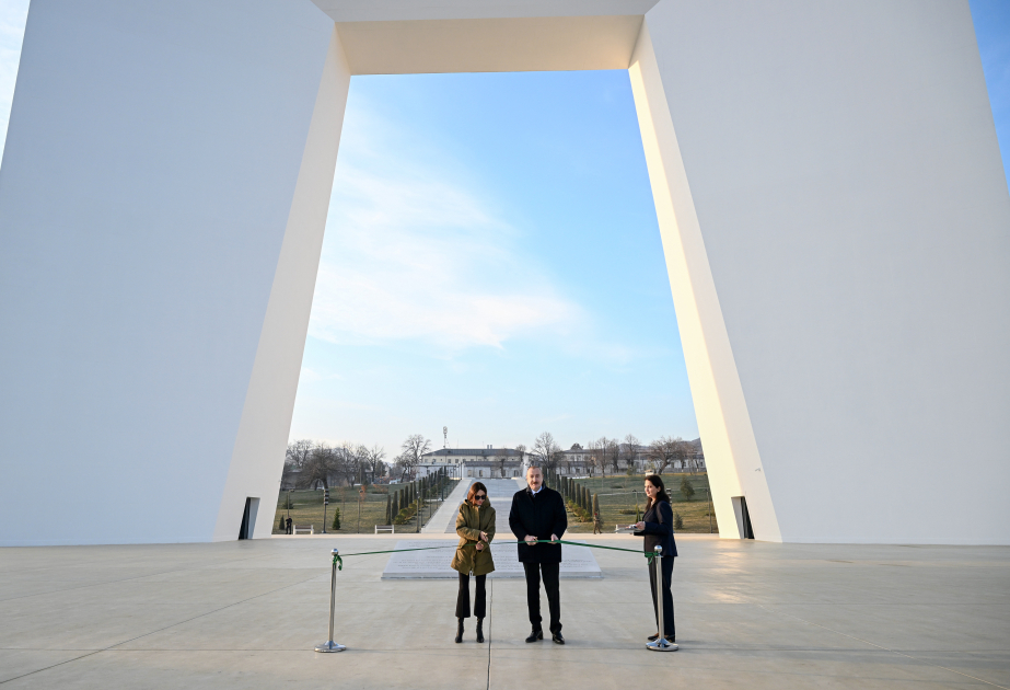 İlham Əliyev Xankəndi şəhərində Zəfər parkının açılışında iştirak edib -YENİLƏNİB