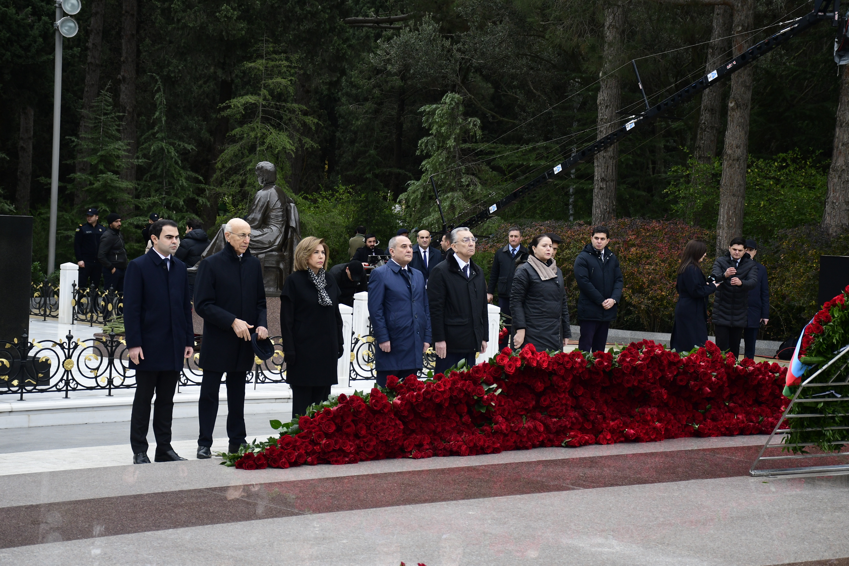 YAP nümayəndə heyəti Heydər Əliyevin xatirəsini yad edib