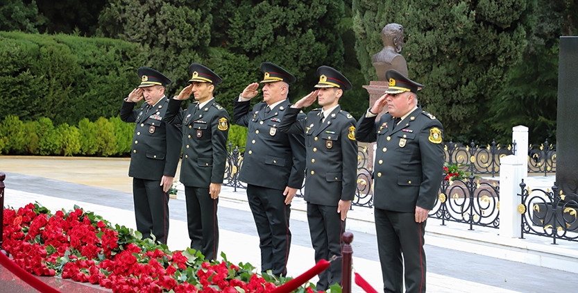 Dövlət Xidmətinin əməkdaşları Ulu Öndər Heydər Əliyevin xatirəsini yad ediblər