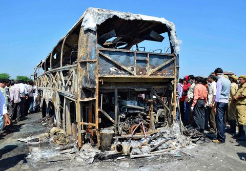 Hindistanda yeddi avtobus və üç avtomobil toqquşub, ölənlər var- YENİLƏNİB