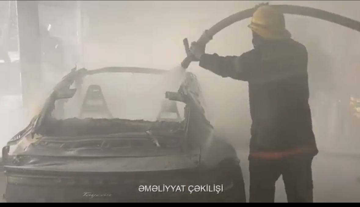 Bakıda "Porsche" yanıb - VİDEO
