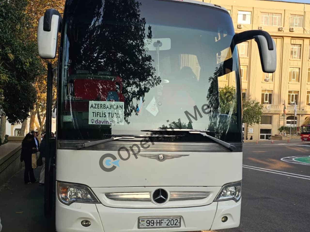 Bakının mərkəzində görünən "Tbilisi turu" yazılı avtobusla bağlı - AÇIQLAMA