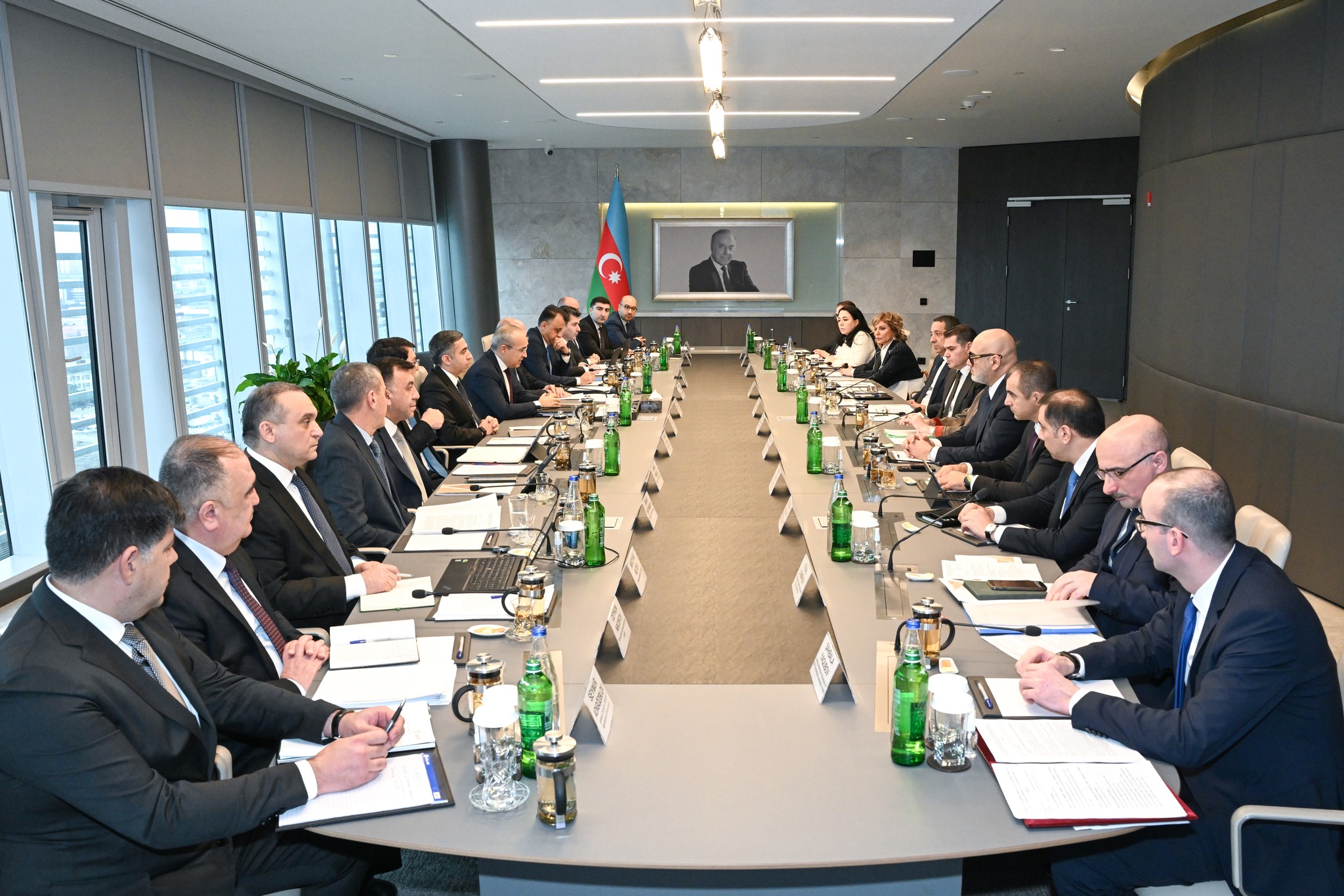 Əczaçılıq sənayesinin inkişafı müzakirə edilib