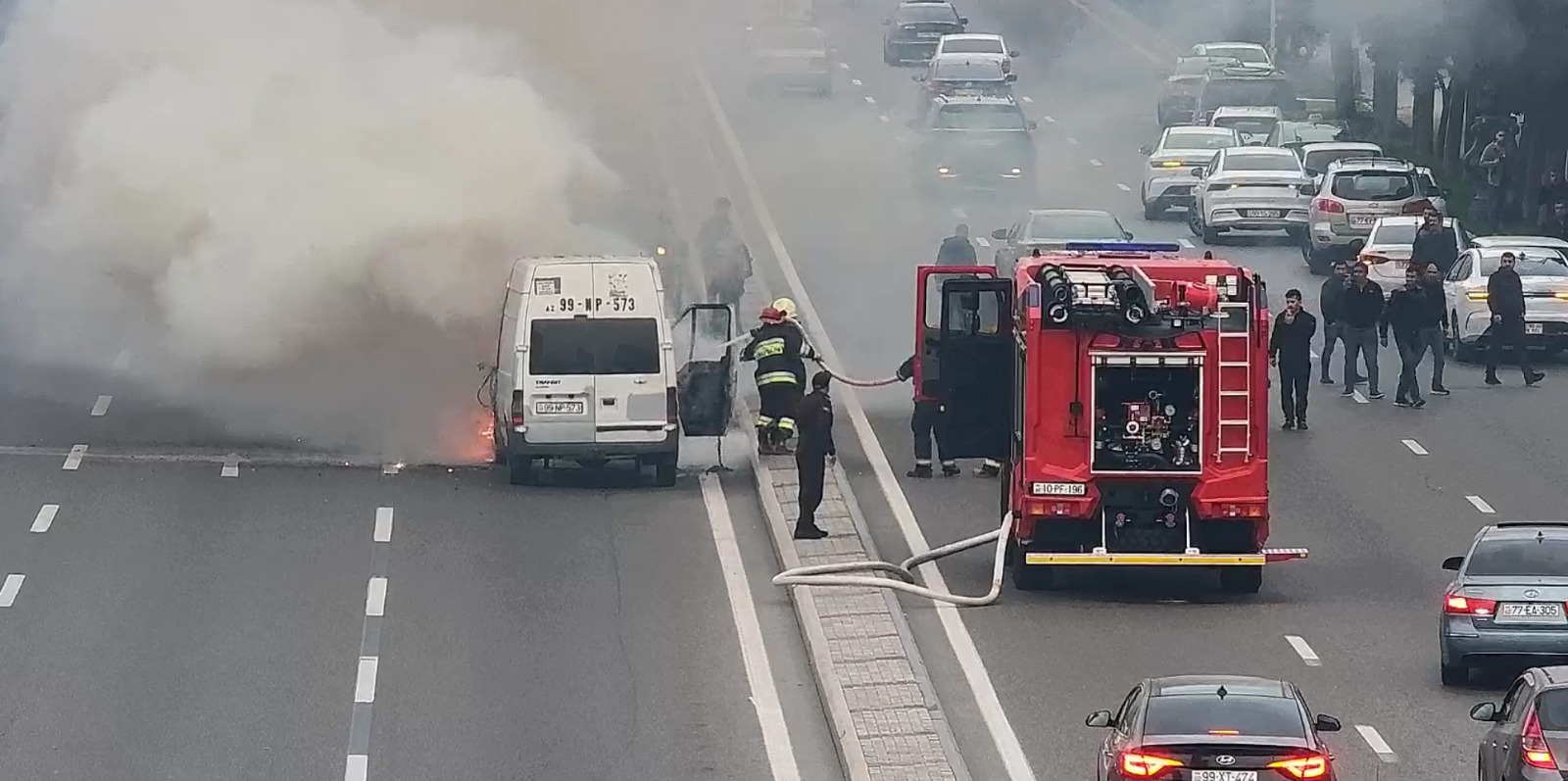 Heydər Əliyev prospektində avtomobildə baş verən yanğın söndürülüb - YENİLƏNİB