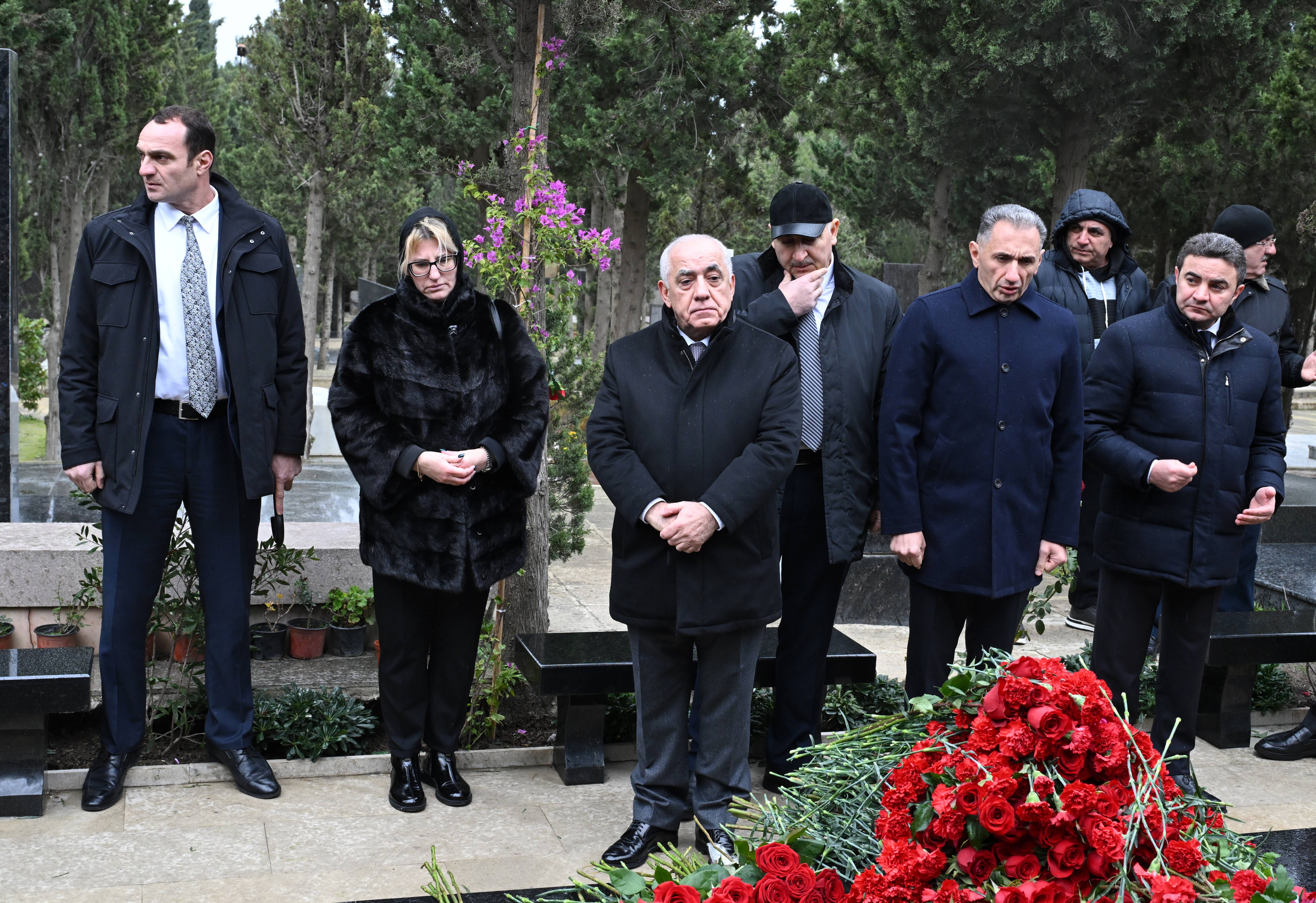 Əli Əsədov AZAL təyyarəsinin qəzasının birinci ildönümündə həlak olan ekipaj üzvlərinin məzarlarını ziyarət edib