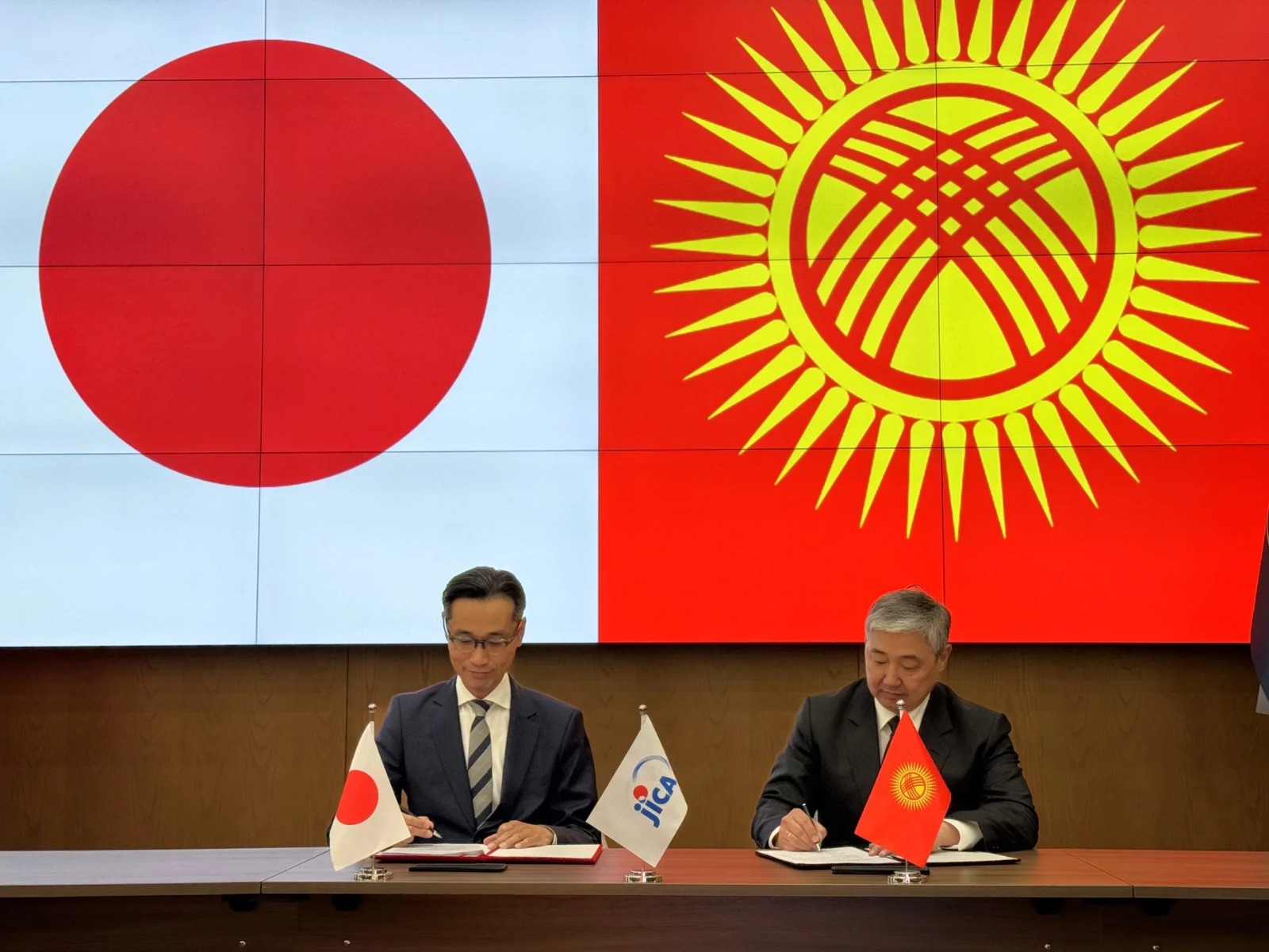 Yaponiya Qırğızıstana təxminən 44 milyon dollar qrant ayırıb