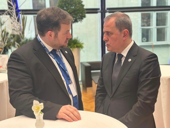 Ceyhun Bayramov Birləşmiş Krallığın dövlət naziri ilə görüşüb