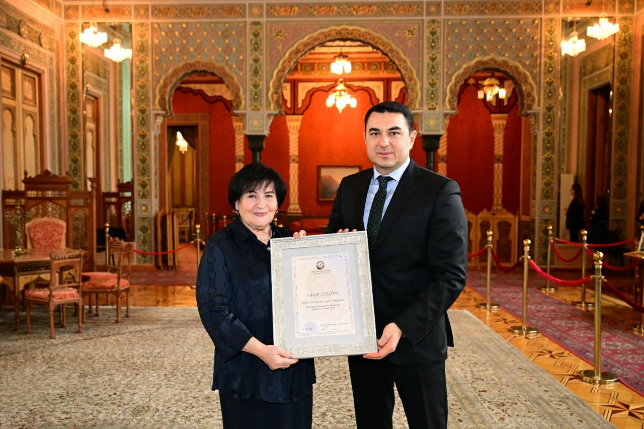 Mədəniyyət naziri Adil Kərimli akademik Nailə Vəlixanlını yubileyi münasibətilə ziyarət edib
