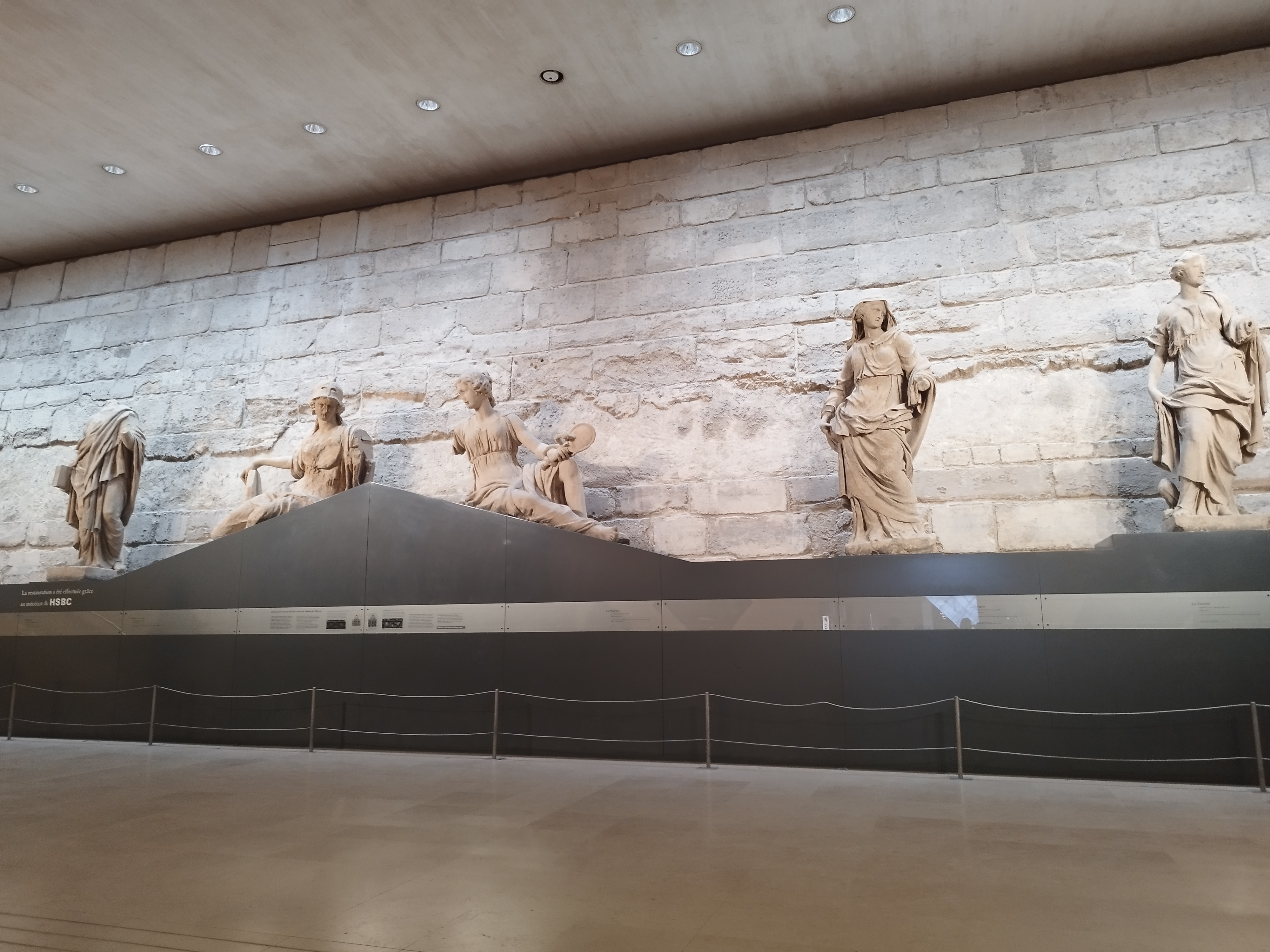 Fransada Luvr muzeyindən oğurlanan zinət əşyalarının sayı açıqlanıb