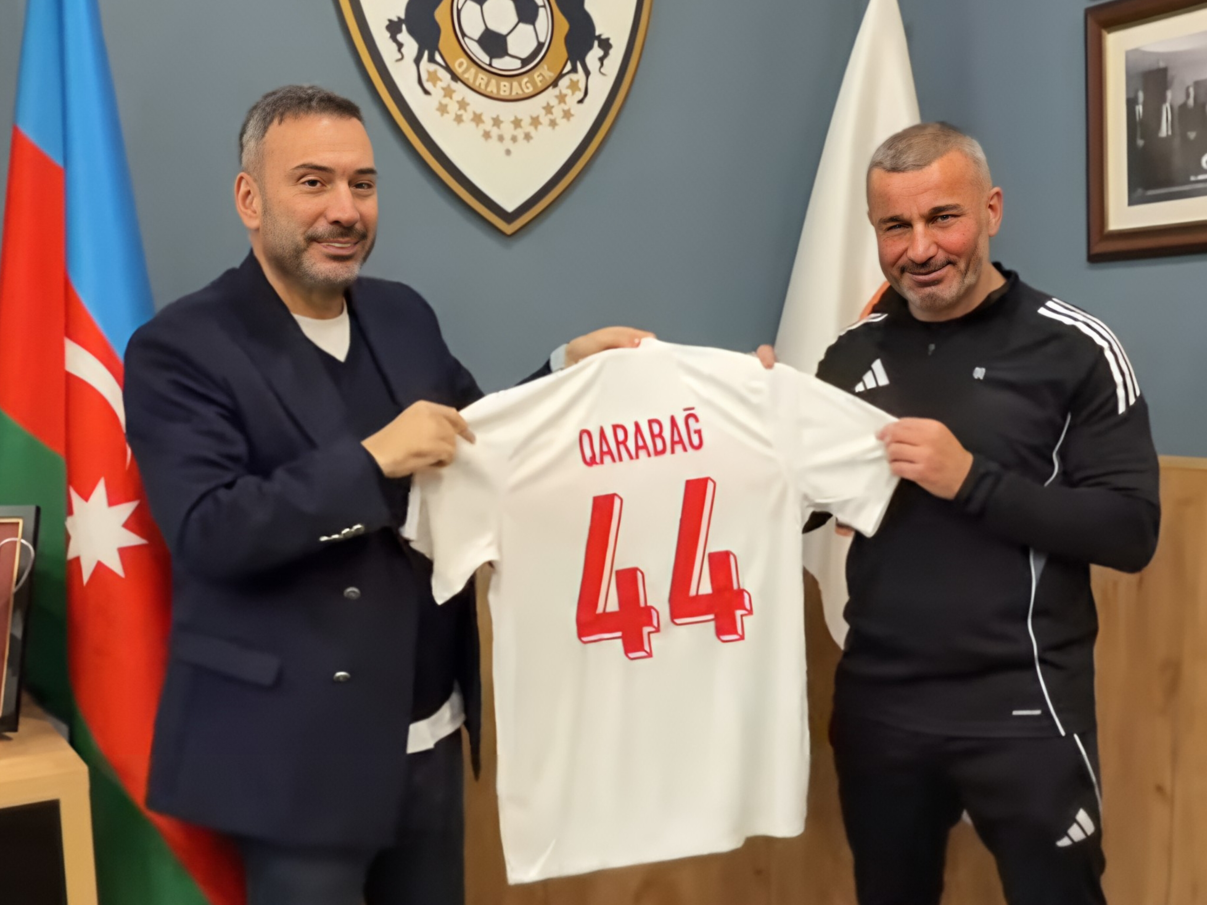 Türkiyə Futbol Federasiyası "Qarabağ"a imzalı forma hədiyyə etdi
