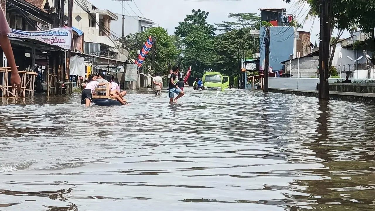 İndoneziyada daşqın və sürüşmələr nəticəsində ölənlərin sayı 900-ə çatıb