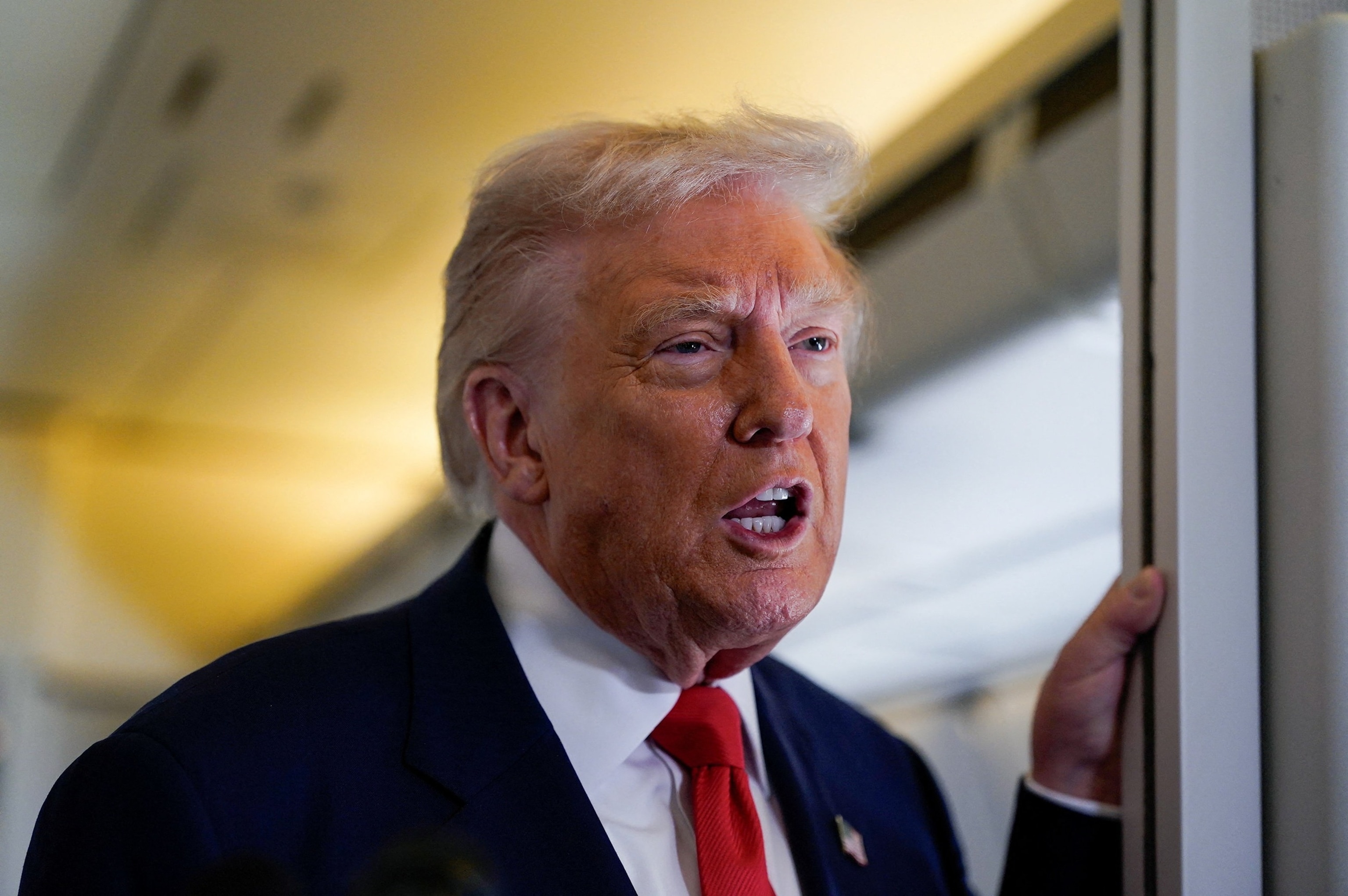 Tramp Mark Kellinin prezident göstərişlərinə itaətsizliyə çağırışlarını pislədi