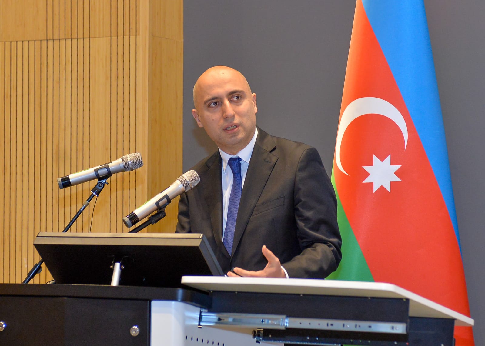 Emin Əmrullayev məktəbli çantalarının ağırlığı barədə danışıb