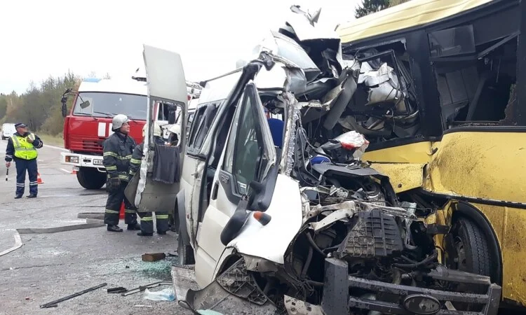 Rusiyada bir neçə avtomobil toqquşub, altı nəfər ölüb