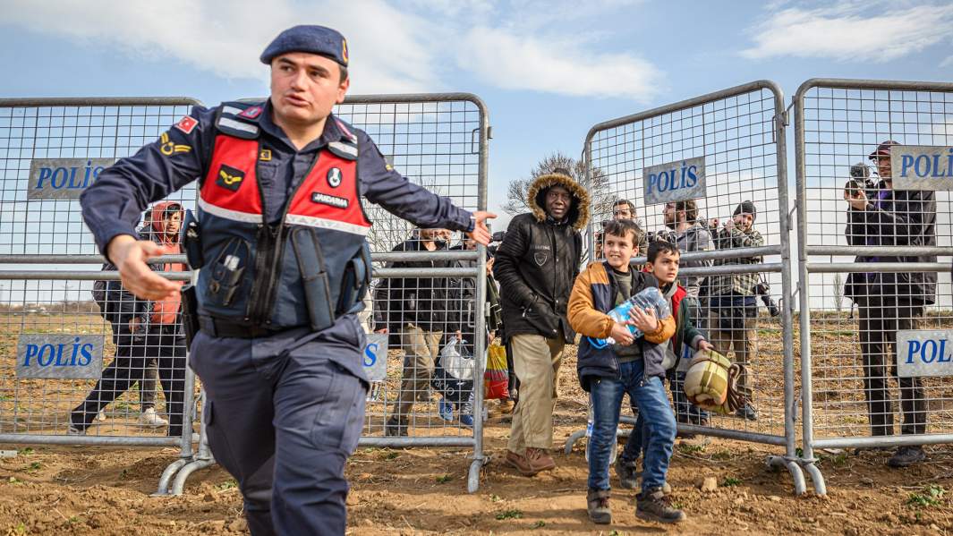 Türkiyədə tullantı tankerində gizlənən 32 qanunsuz miqrant saxlanılıb