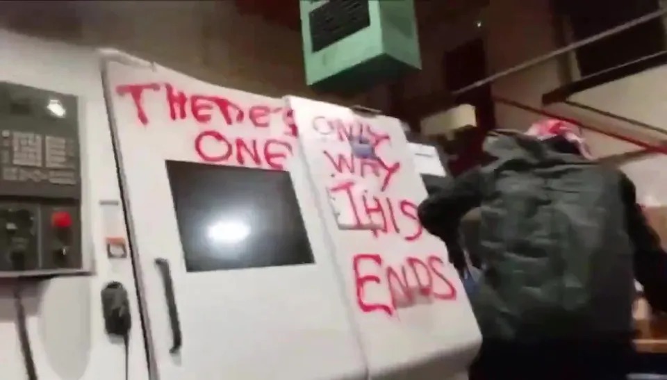 Britaniyada İsrailin silah təchizatçısı olan fabrikə basqın edilib