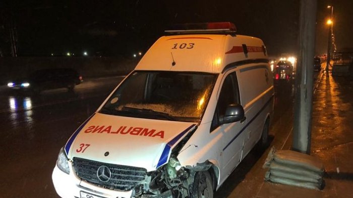 Bakıda təcili tibbi yardım avtomobili ilə motosiklet toqquşub