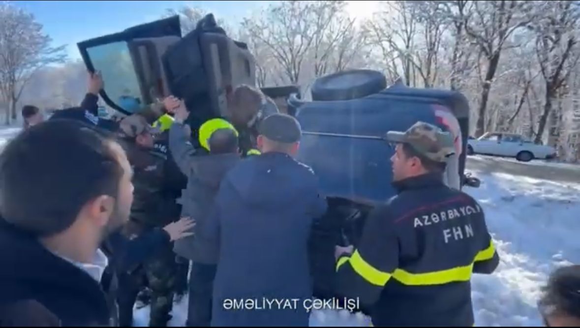 İsmayıllıda buz bağlayan yolda avtomobil aşıb