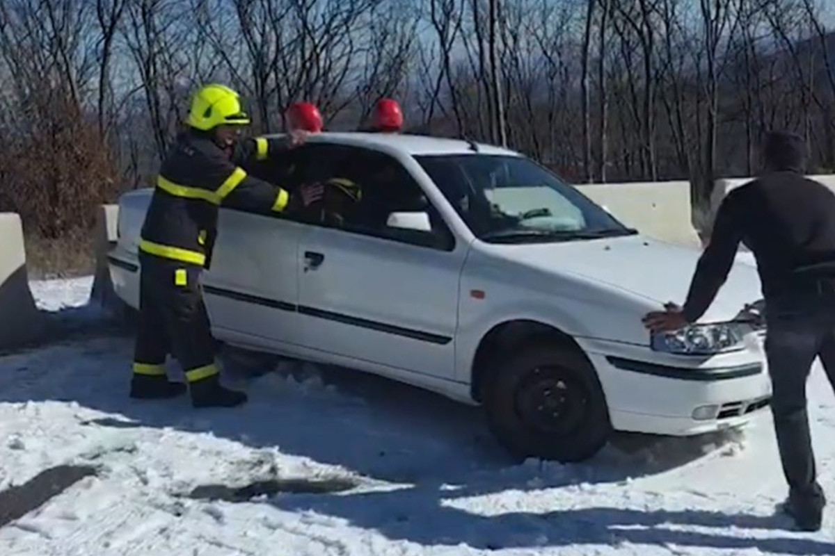 Yolda avtomobildə qalan vətəndaşlara köməklik göstərilib - VİDEO