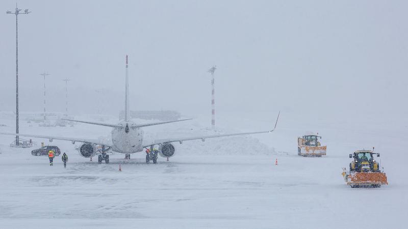 Astana hava limanında onlarla uçuş təxirə salınıb