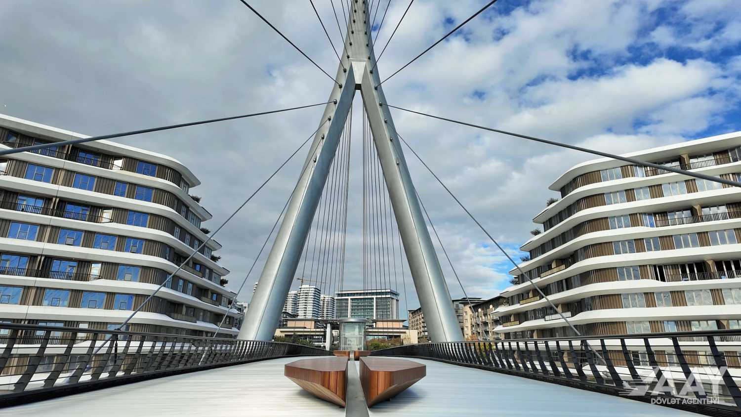 Paytaxtda unikal piyada körpüsü inşa edilib