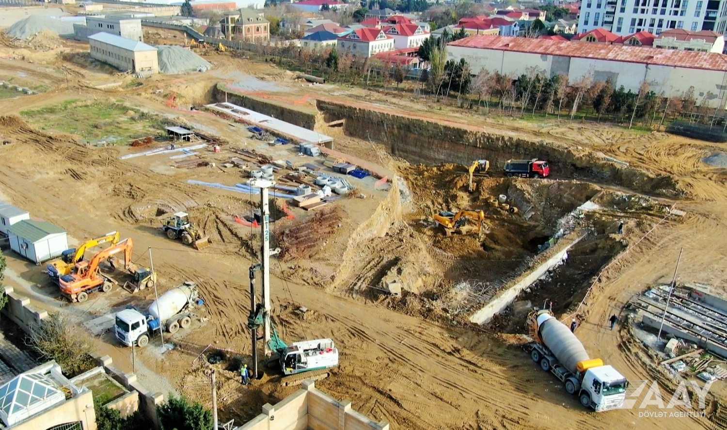 Paytaxtda yeni avtomobil və piyada tunellərinin tikintisinə başlanılıb