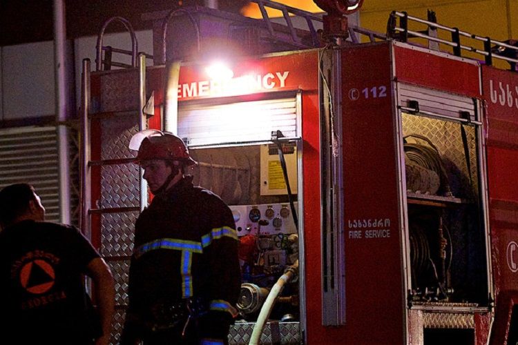 Tbilisidə ticarət mərkəzində yanğın baş verib - YENİLƏNİB