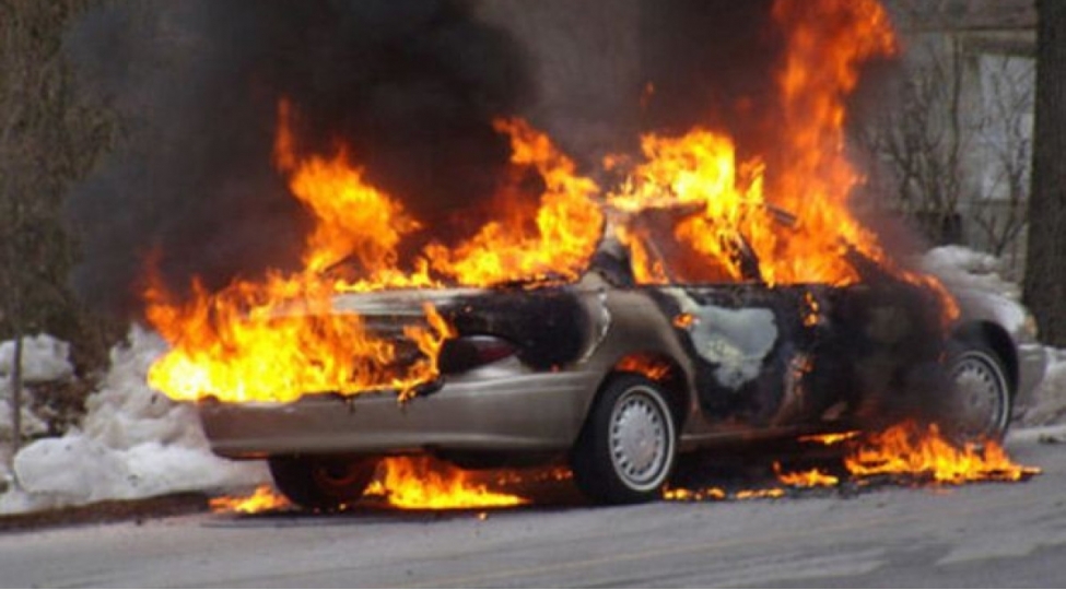 Şəkidə avtomobil yanıb