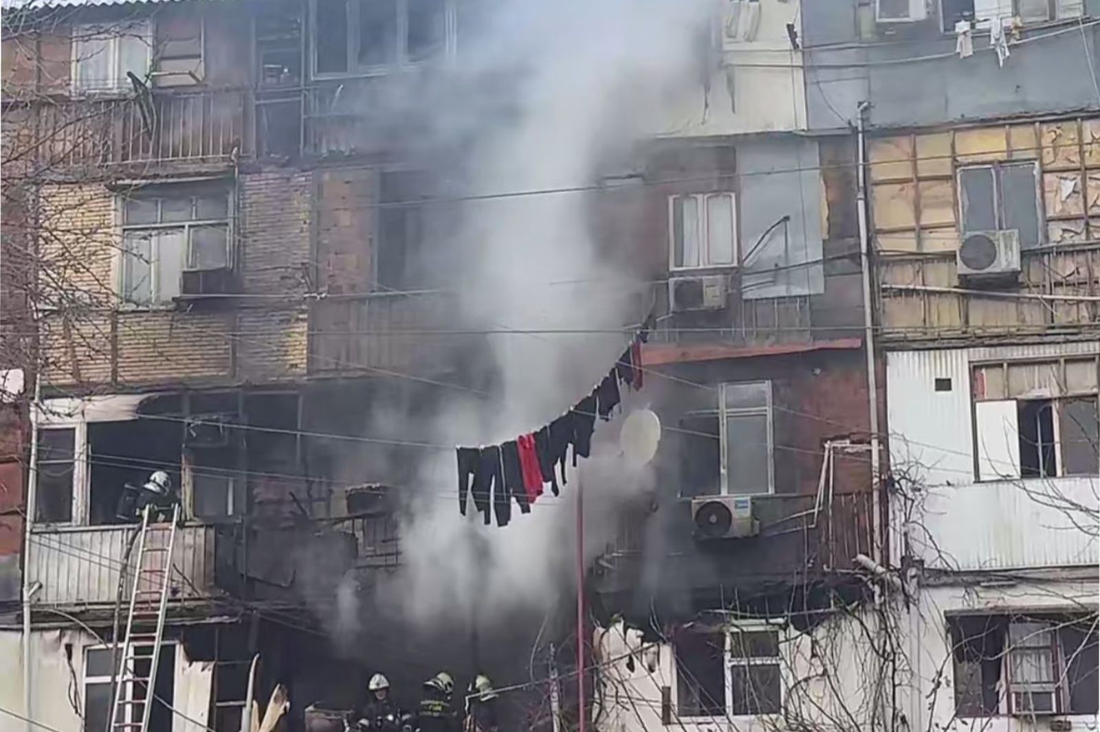 Binəqədidə binada yanğın baş verib - YENİLƏNİB 2