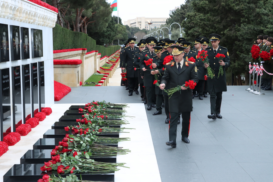 Dövlət Agentliyinin şəxsi heyəti Şəhidlər xiyabanını ziyarət edib