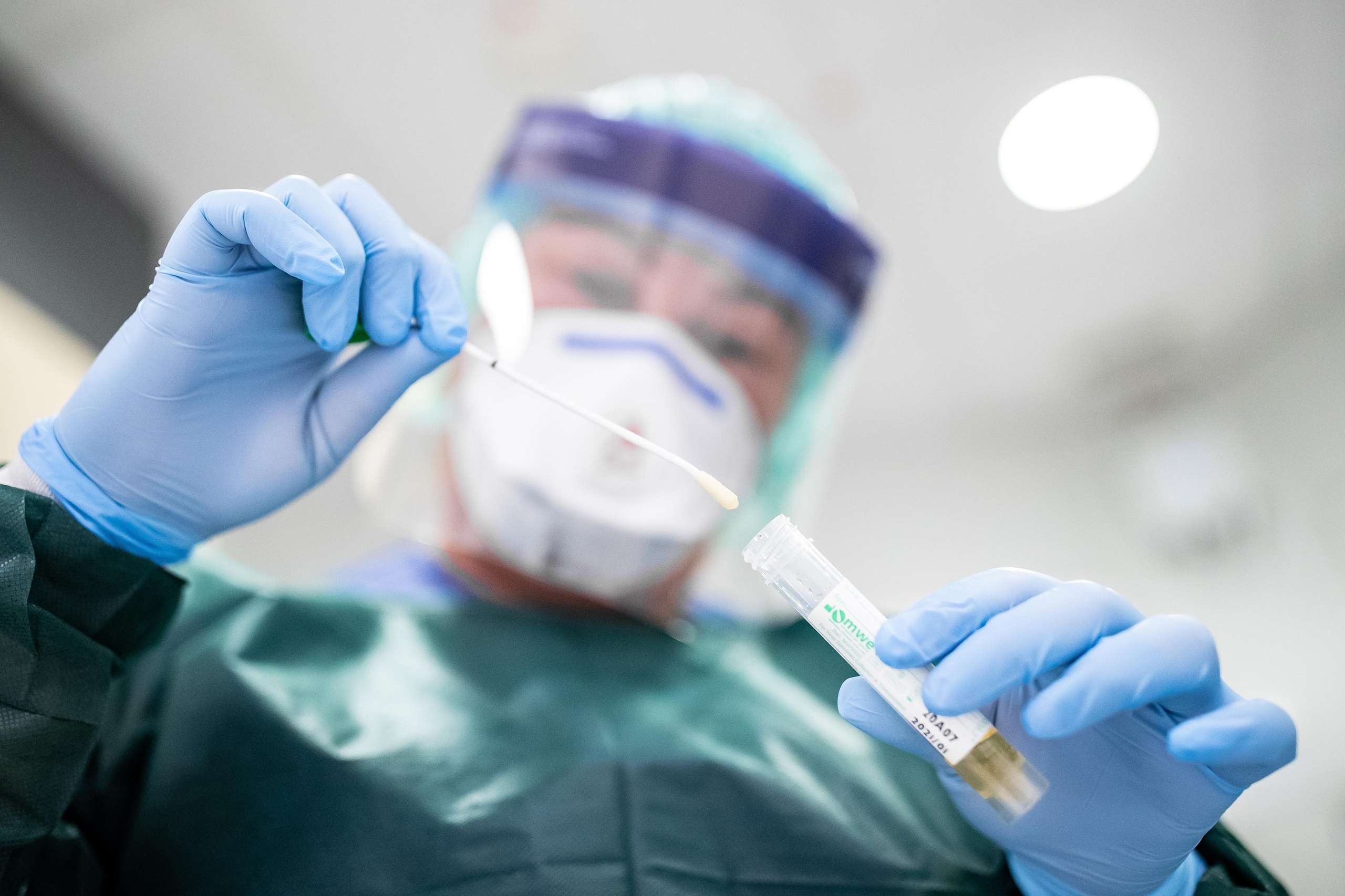 COVID-19 xəstələrinə xidmət göstərən tibb işçilərinin maaşlarına əlavənin verilmə müddəti uzadılıb