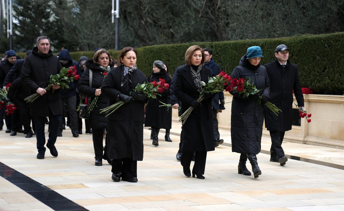 Ailə, Qadın və Uşaq Problemləri üzrə Dövlət Komitəsinin kollektivi Şəhidlər xiyabanını ziyarət edib