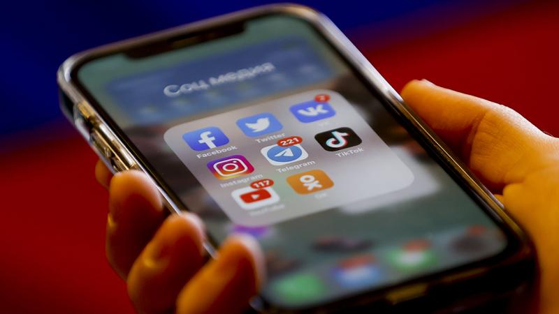 Böyük Britaniyada 16 yaşdan kiçiklər üçün sosial media qadağası ilə bağlı müzakirələr başlayıb