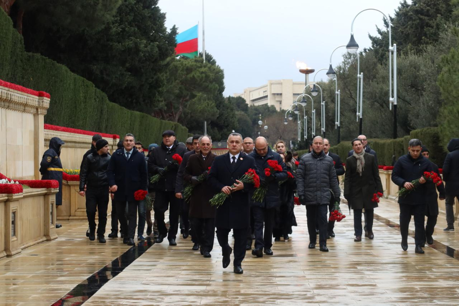 Səhiyyə Nazirliyinin rəhbərliyi və kollektivi 20 Yanvar şəhidlərinin xatirəsini yad edib
