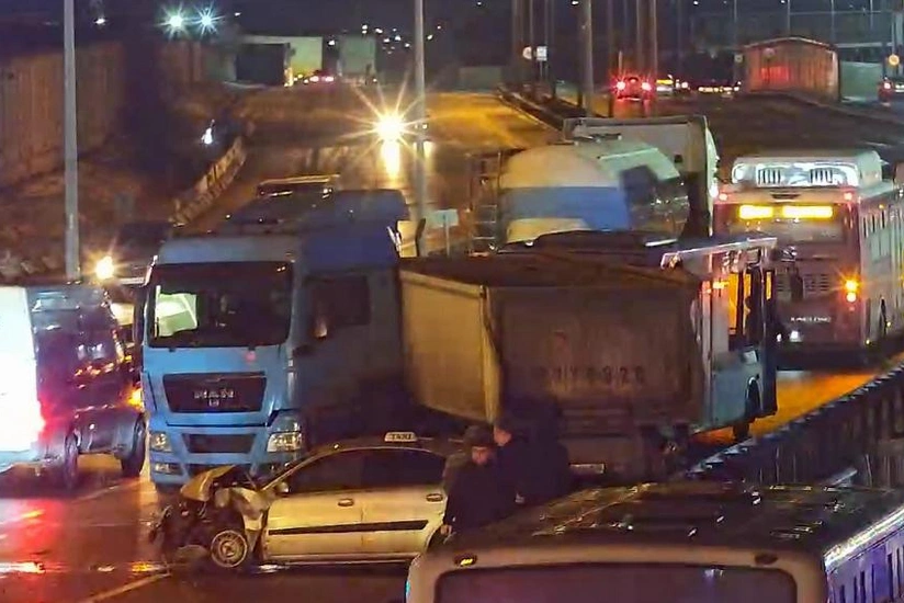 Kənar dairəvi yolda buzlaşma səbəbindən nəqliyyatın hərəkətində çətinlik yaranıb