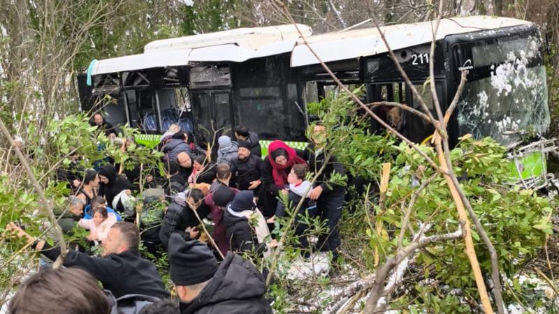 Türkiyədə sərnişin avtobusu dərəyə aşıb