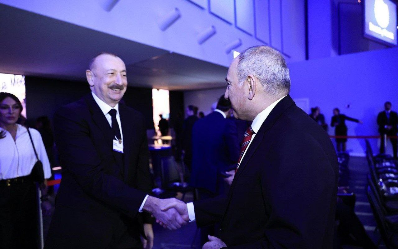 İlham Əliyev və Paşinyan Davosda ayaqüstü qısa söhbət edib