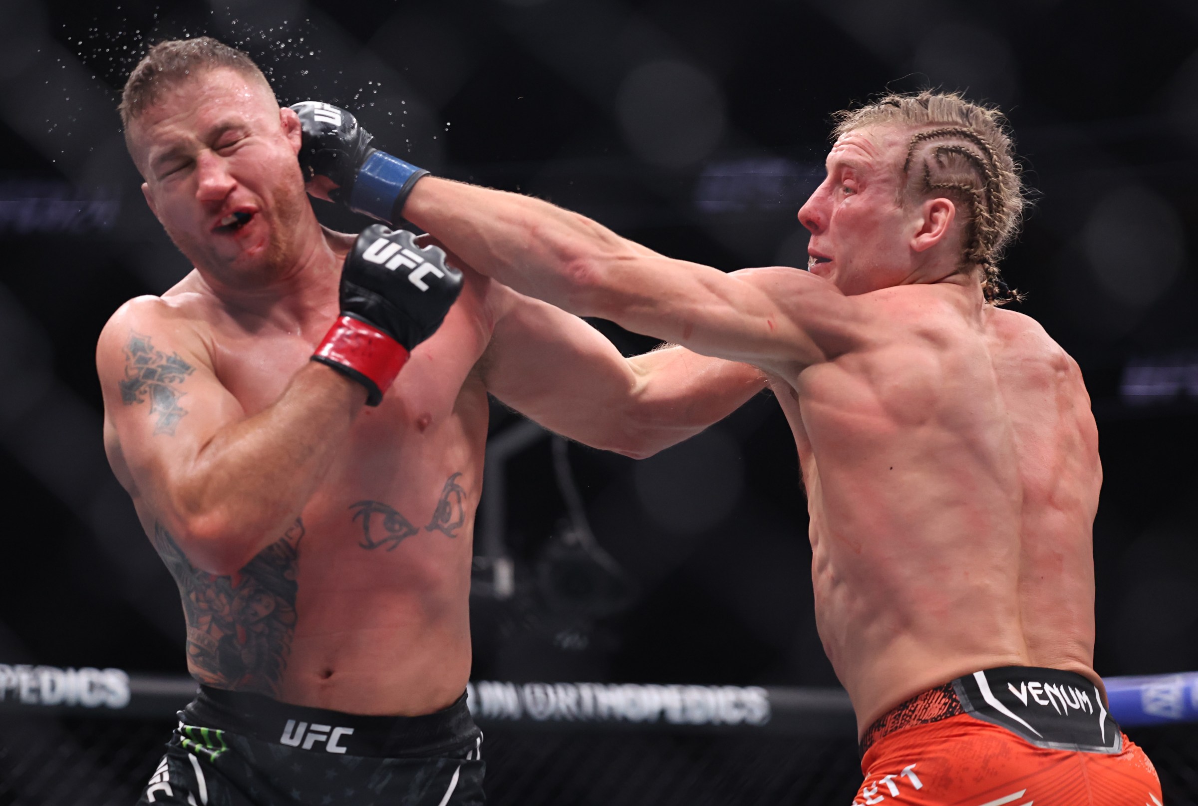 Castin Qeyc yeni müvəqqəti UFC yüngül çəki çempionu oldu