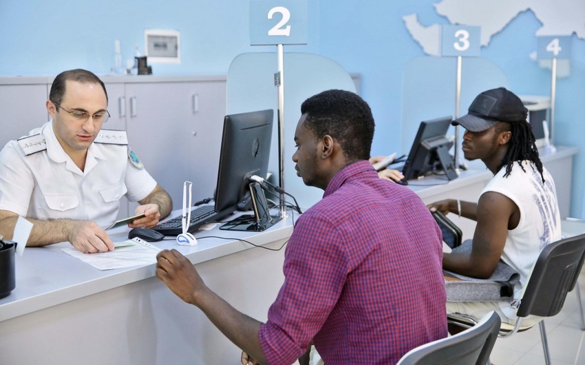 Əcnəbilərin Azərbaycanda işləməsi hansı hallarda qanunidir? – Vəkildən açıqlama