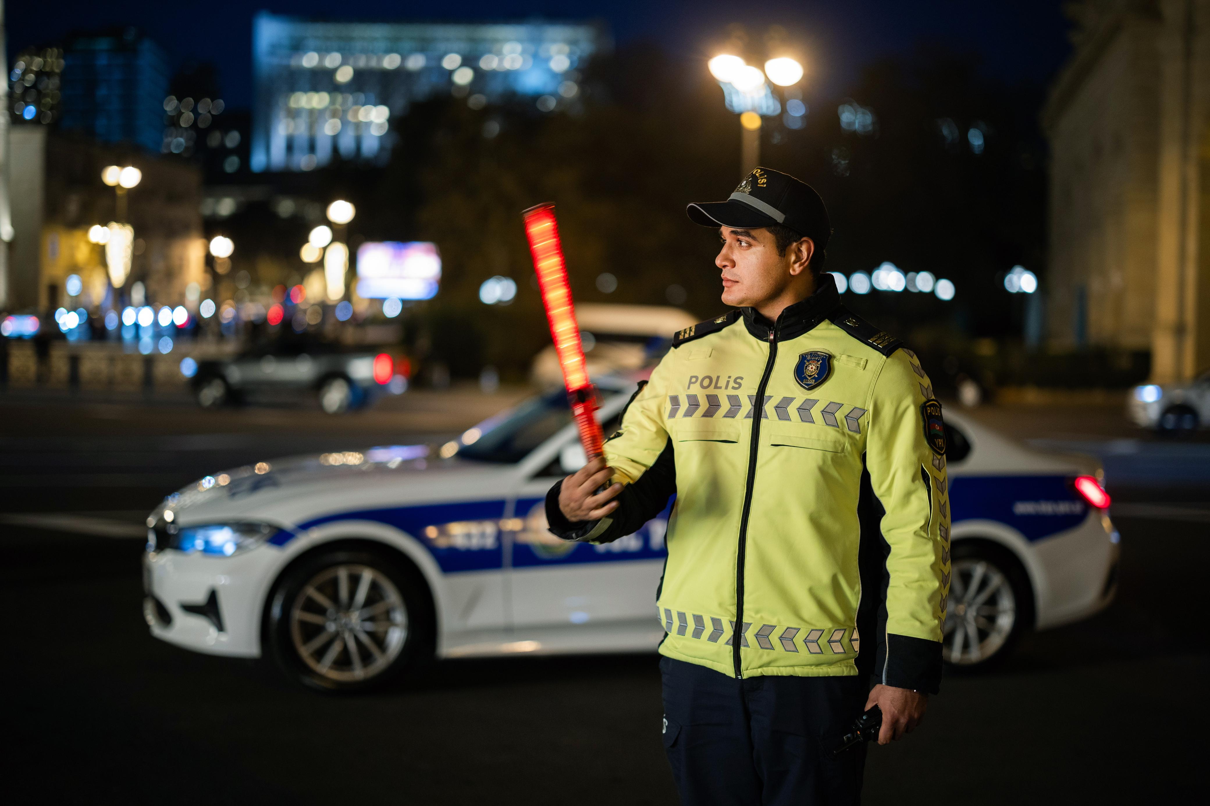 Piyadaya yol verməyən sürücünü yol polisi saxlayıb