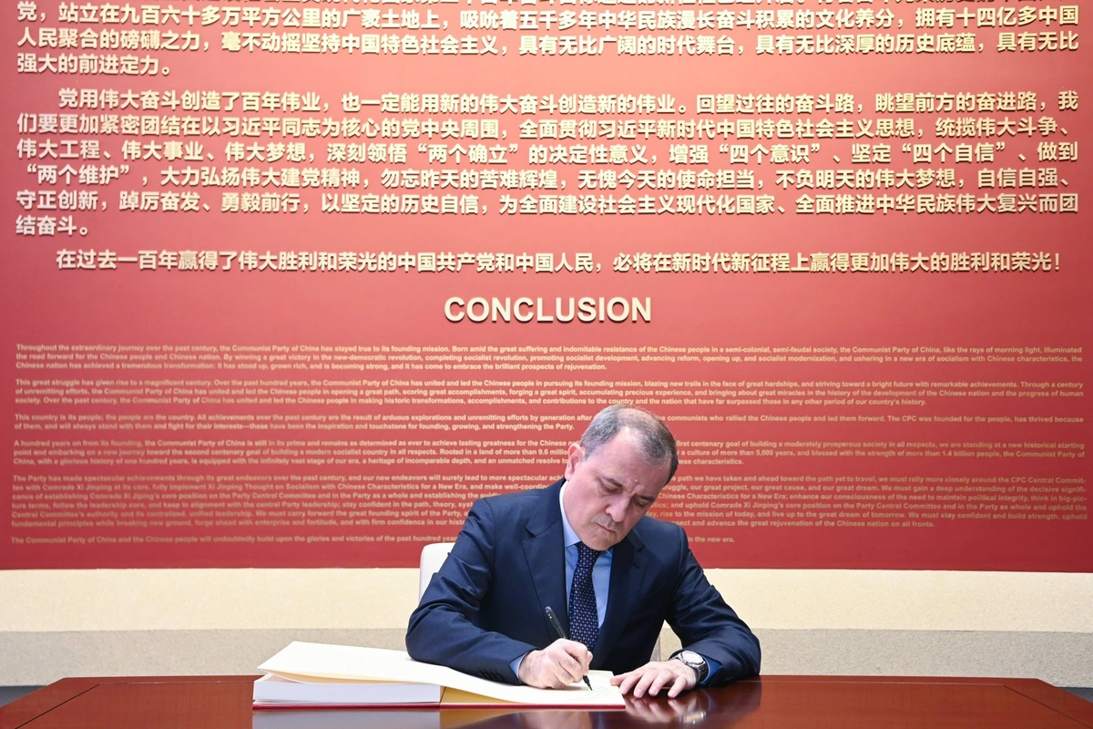 Ceyhun Bayramov Çin Kommunist Partiyasının Muzeyini ziyarət edib