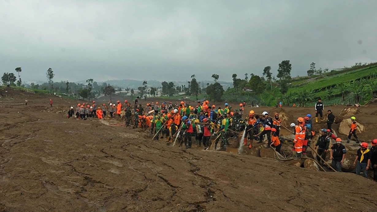 İndoneziyada baş verən torpaq sürüşməsi nəticəsində ölənlərin sayı 49-a çatıb