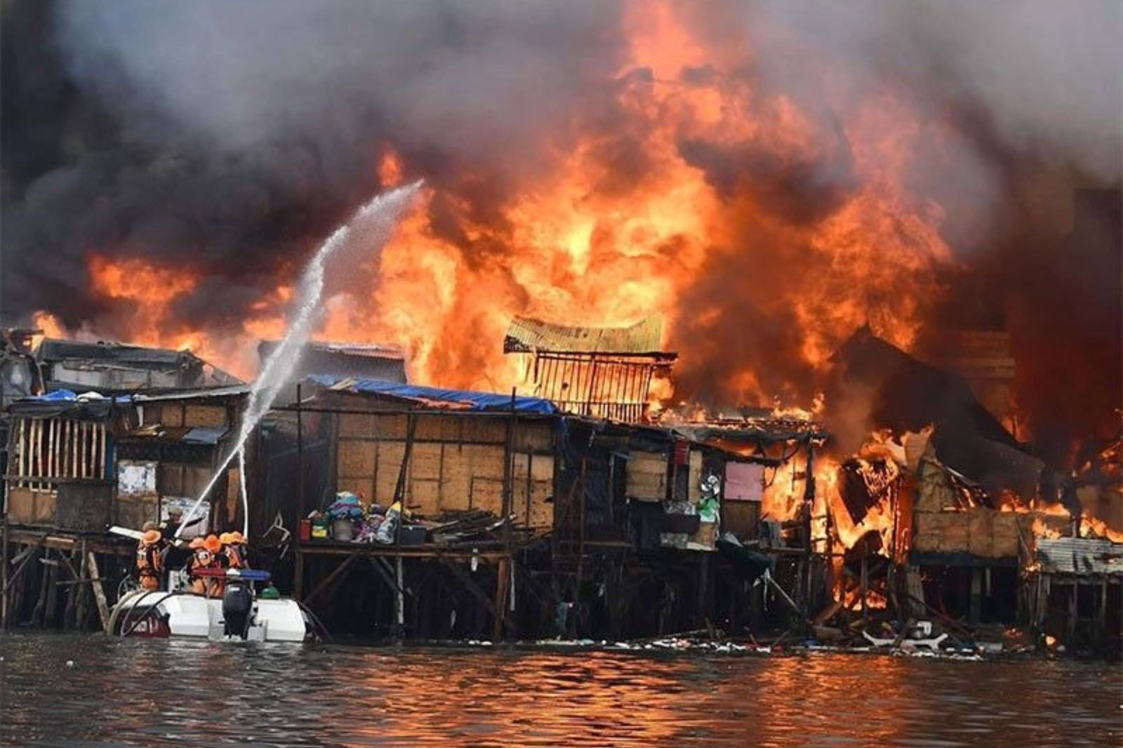 Filippinin cənubunda baş verən yanğın nəticəsində  1000 ev kül olub