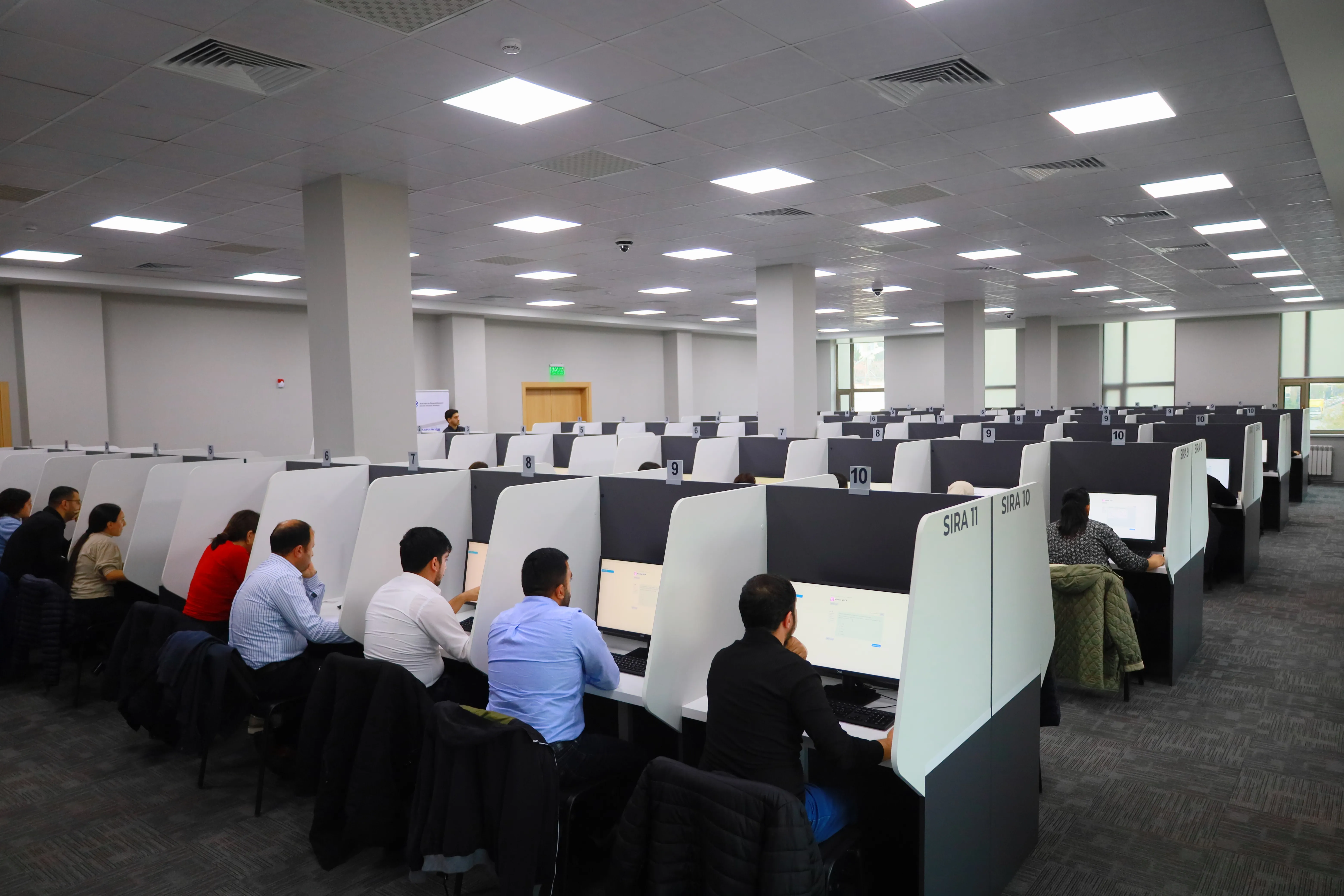 Ötən il 6 zal nəzarətçisi imtahan zalına telefon keçirdiyi üçün işdən azad edilib