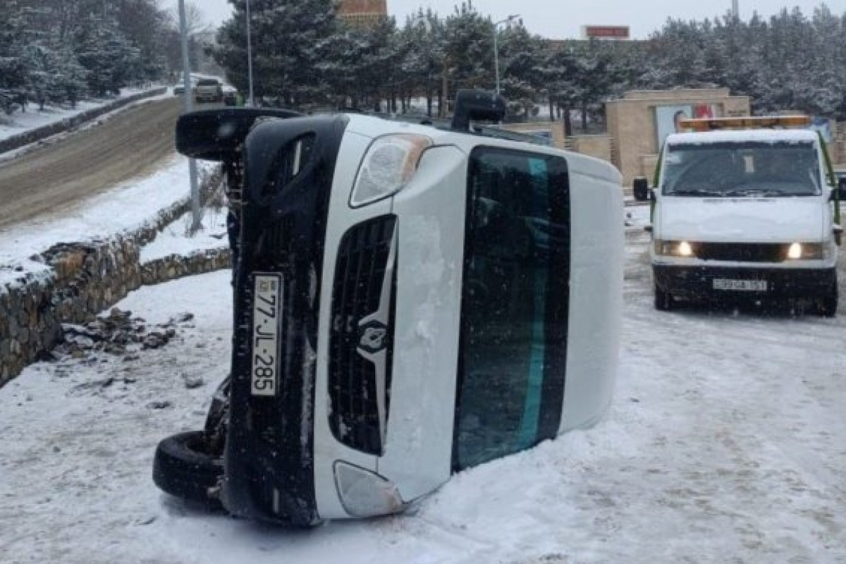 Qusarda mikroavtobus aşıb, yaralılar var